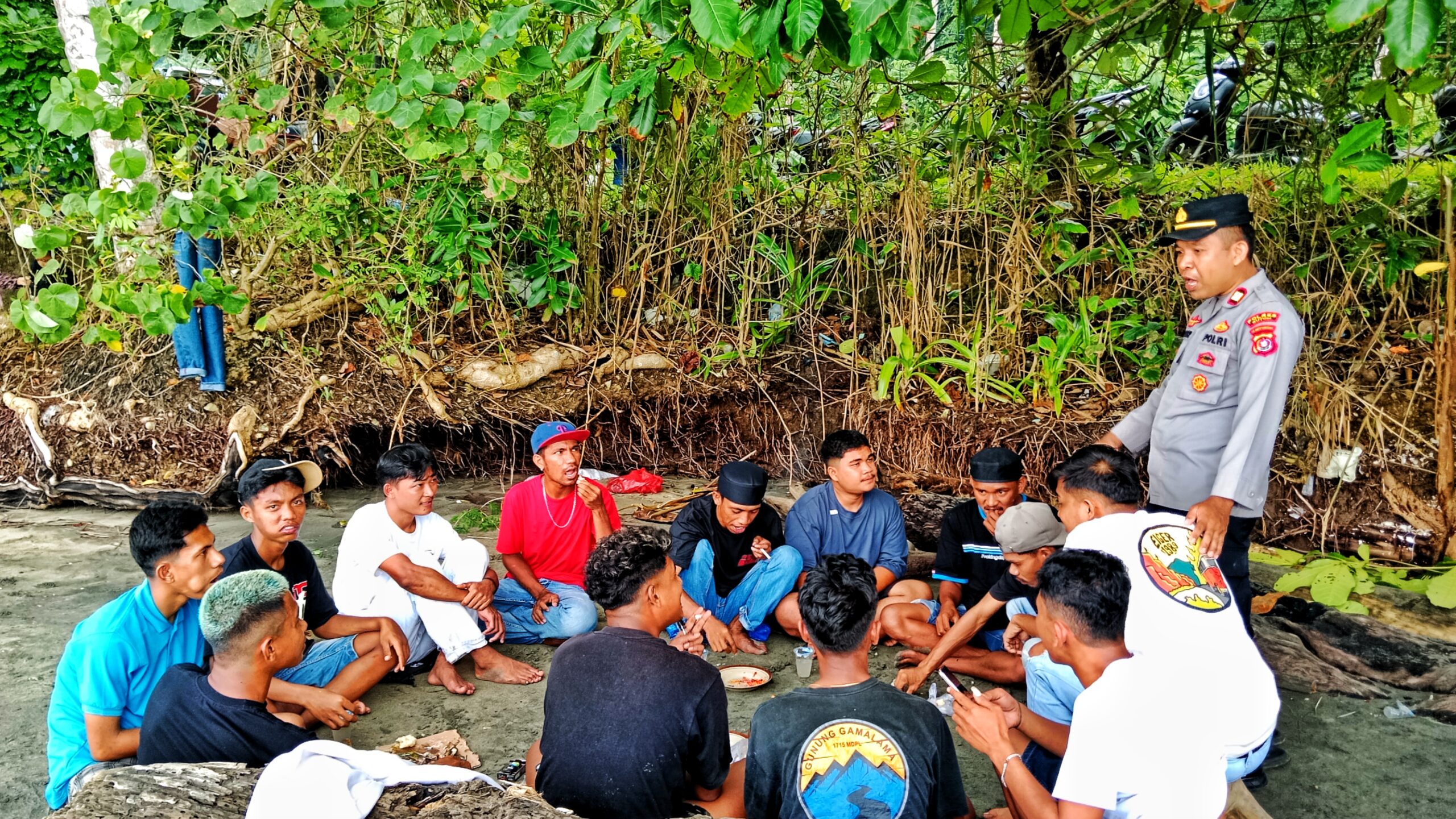 Kapolsek Wolowa Saat Memberikan Himbauan Kepada Pengunjung Wisata Pasti Hitam, Wolowa. 