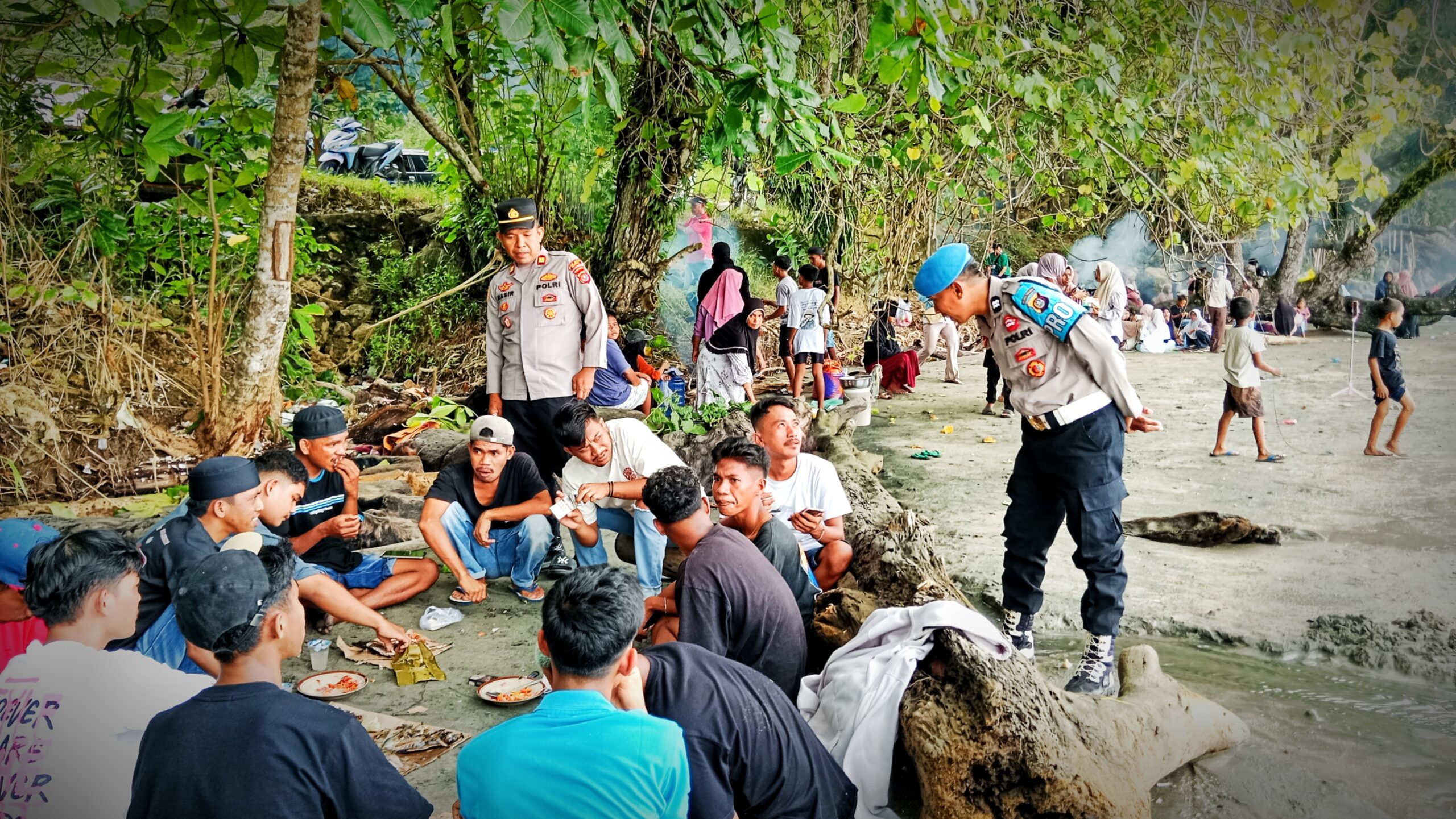 Kapolsek Wolowa, Iptu Nasir Bersama Jajarannya Saat Memberikan Himbauan Kepada Pengunjung Wisata Pasir Hitam, Senin (23/03/2026). 