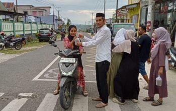 OSIM MTsN 4 Buton Tengah Bagi-Bagi Takjil Gratis, Asman Bandera: Ini Pembiasaan untuk Beramal dan Saling Berbagi