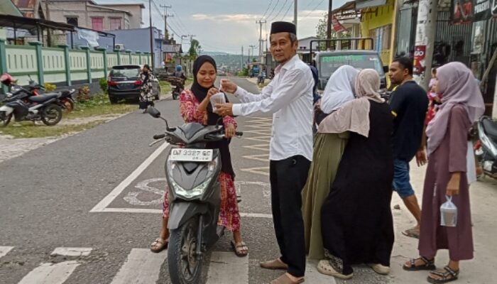 OSIM MTsN 4 Buton Tengah Bagi-Bagi Takjil Gratis, Asman Bandera: Ini Pembiasaan untuk Beramal dan Saling Berbagi