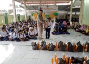 Kepala MTsN 4 Buton Tengah Serahkan THR Kepada Puluhan Siswa Dhuafa