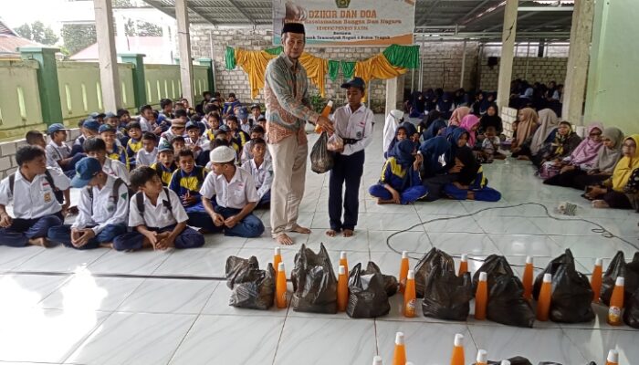 Kepala MTsN 4 Buton Tengah Serahkan THR Kepada Puluhan Siswa Dhuafa