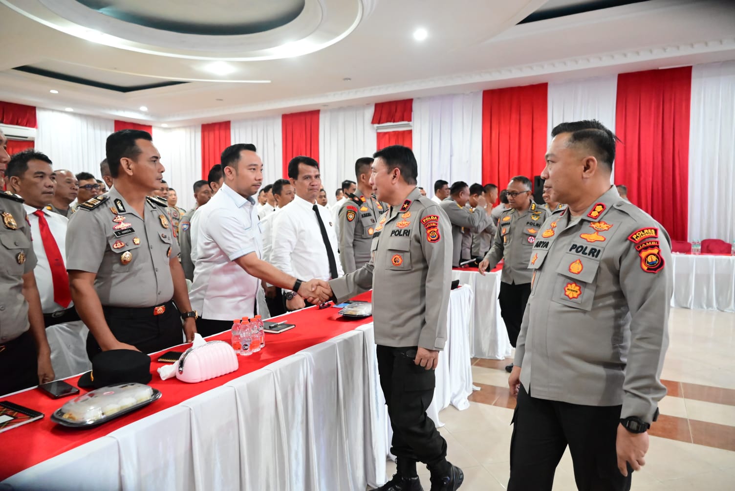 Wakapolda Jambi Brigjen Pol. B Ali bersama PJU Polda Jambi melaksanakan kunjungan ke Polres Batang Hari pada Rabu malam(15/4/2026).