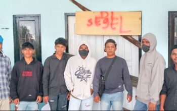 Puncak Kemarahan Warga Saat Kantor Desa’ Lowulowu Buton Tengah Disegel, Masyarakat Tuntut Penetapan Tersangka