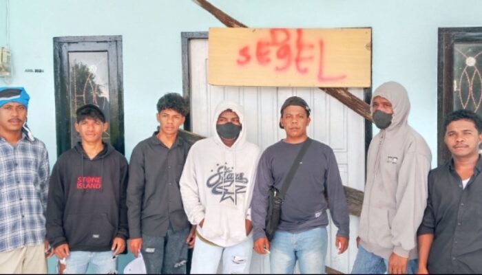 Puncak Kemarahan Warga Saat Kantor Desa’ Lowulowu Buton Tengah Disegel, Masyarakat Tuntut Penetapan Tersangka