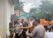Personel Polres Bungo Dipimpin Wakapolres Langsung Turun Evakuasi Korban Longsor di Desa Empelu