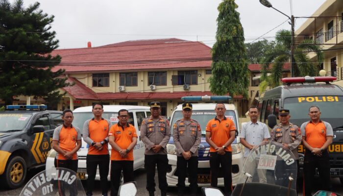 Kapolres Bungo dan PJU Pasang Stiker Layanan Polisi 110 pada Kendaraan Dinas