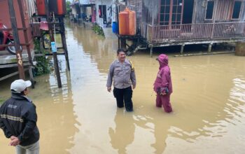 Bhabinkamtibmas Gunung Samarinda Baru Ajak Warga Waspada Pancaroba dan Perkuat Kamtibmas Lingkungan