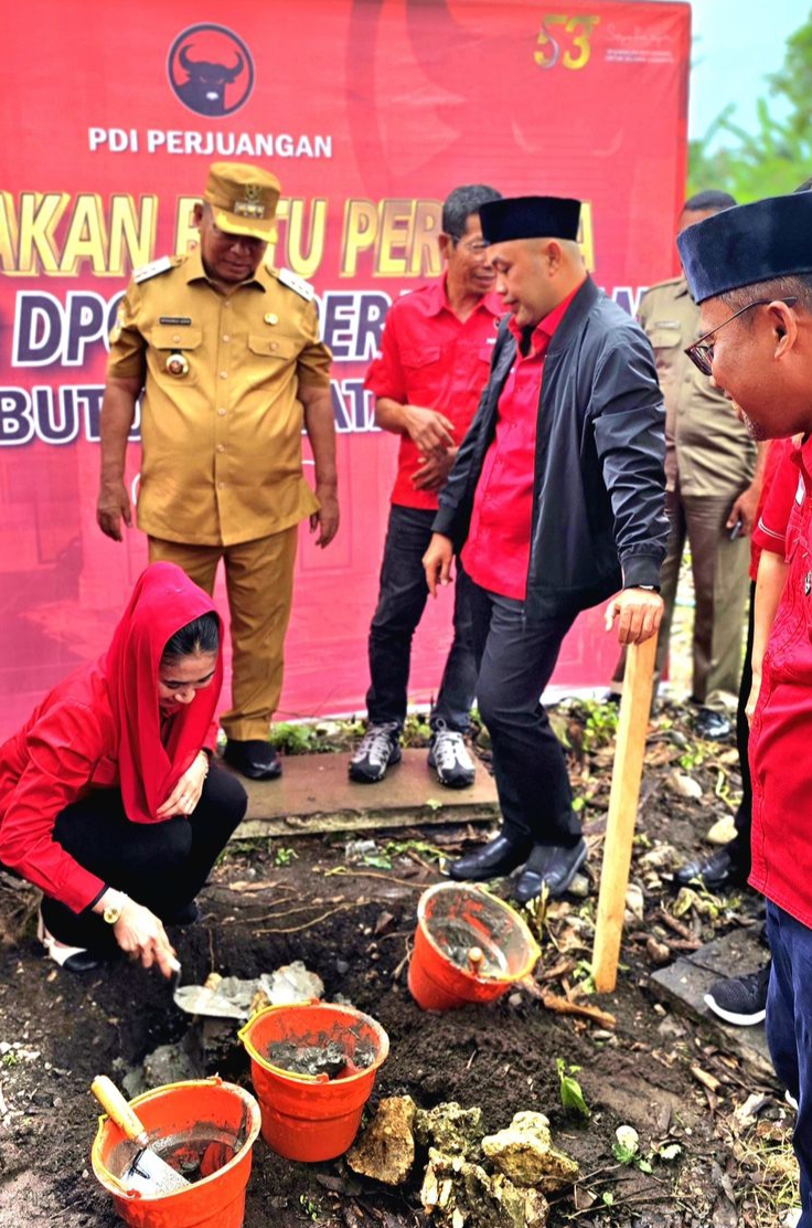 Ketua DPC PDI Perjuangan Buton Selatan, Karlina Sukarman Saat Meletakkan Batu Pertama Pembangunan Kantor DPC PDI Perjuangan Buton Selatan, Bersama DPD Sultra, dan Bupati Busel, Muhamad Adios, Selasa (19/05/2026). 