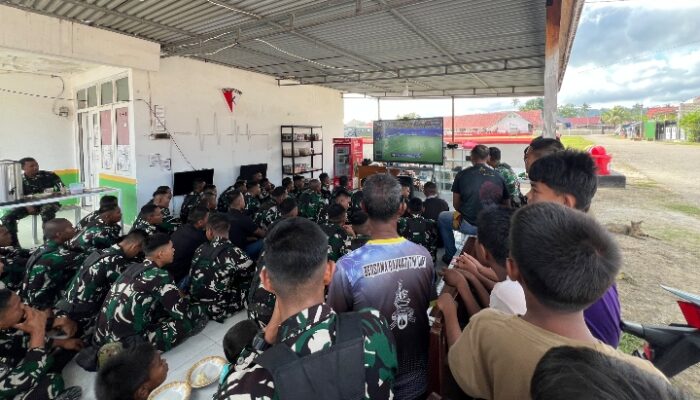 Pererat Silaturahmi, ‎Yonif TP 870/Sangia Wambulu Gelar Nobar Bola Gembira Bersama Masyarakat