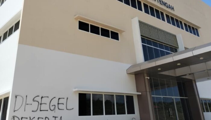 Proyek Nasional Berpolemik Lantaran Hak Vendor Belum Dibayarkan, SAMURAIS Segel Gedung Baru RSUD Buton Tengah