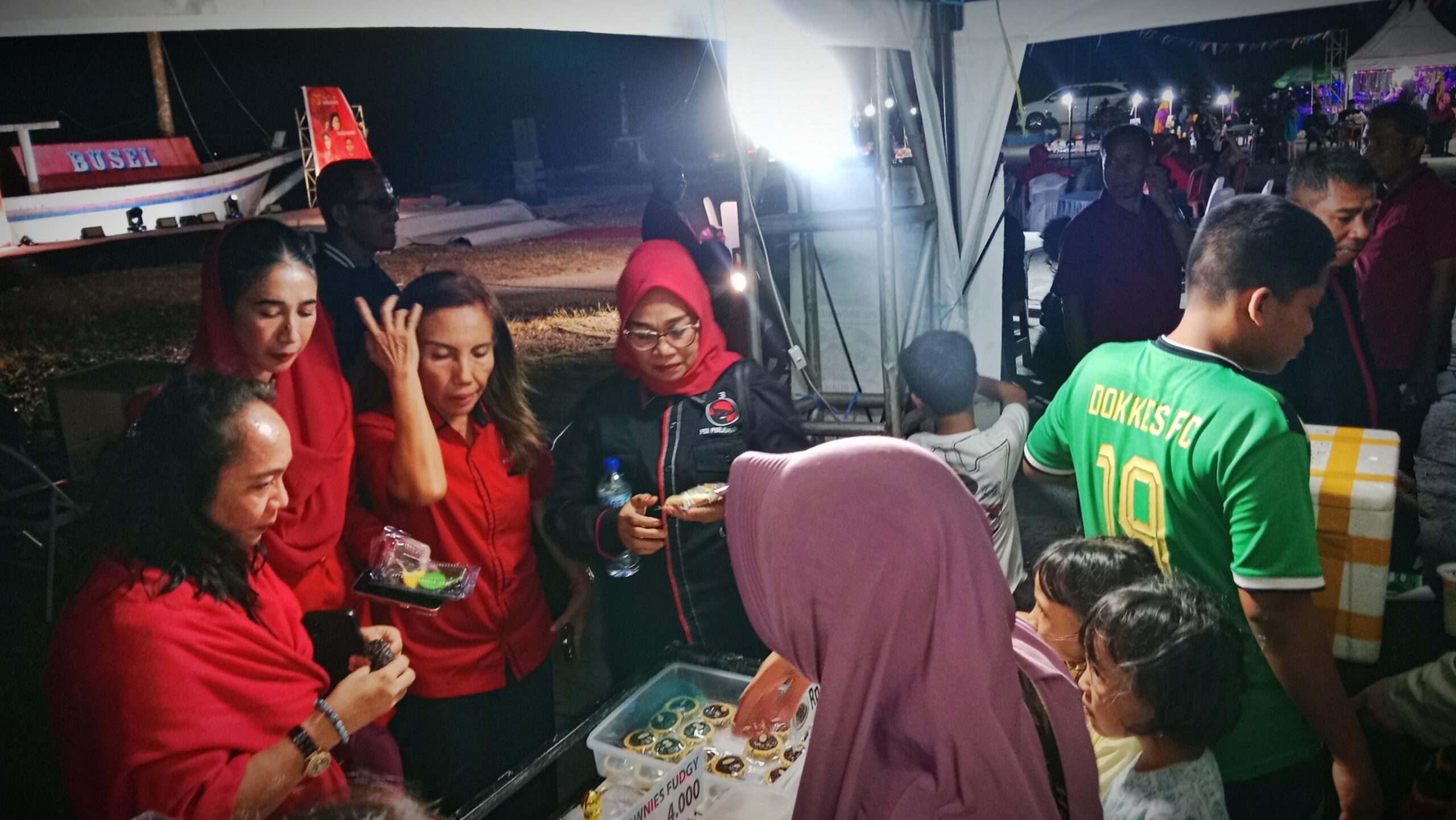 Ketua DPC PDI Perjuangan Busel, Karlina Sukarman dan Pengurus DPD Sultra Mengunjungi Stand UMKM