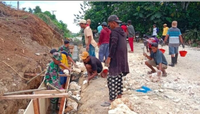 Gotong Royong TNI dan Warga Percepat Pembangunan, Drainase TMMD ke-129 Kodim 1413/Buton Kian Terbentuk