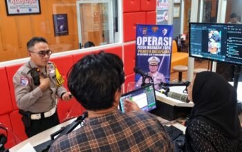 Edukasi Keselamatan Lewat Radio, Kasat Lantas Polresta Balikpapan Ajak Pelajar dan Masyarakat Tertib Berlalu Lintas