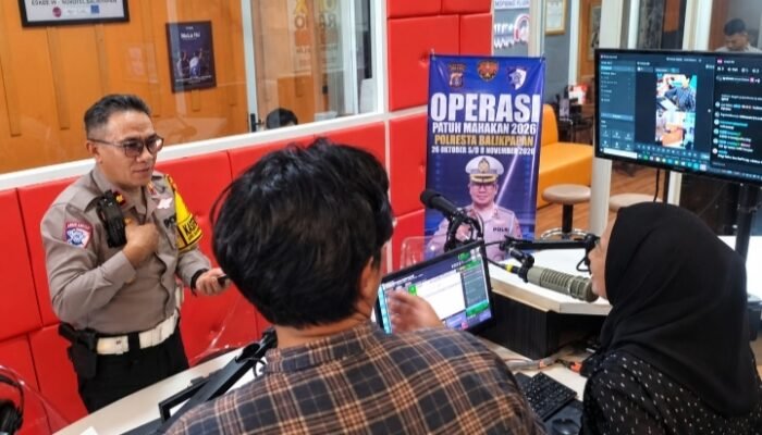 Edukasi Keselamatan Lewat Radio, Kasat Lantas Polresta Balikpapan Ajak Pelajar dan Masyarakat Tertib Berlalu Lintas